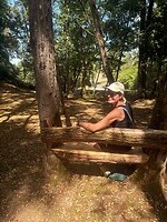 Dag 5, een prachtige bank gemaakt tussen twee bomen