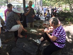 Chinezen die kaarten in Chinatown