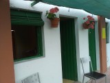 Kamer met toilet, wastafel en koelkast
