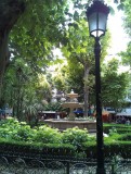 Fonteintje in Granada, omringd door een ambachtsmarkt.