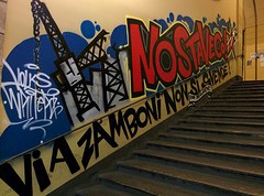 De graffiti in de universiteitsgebouwen