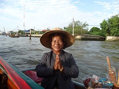 Zij verkoopt spullen op de Sho Pho Rivier