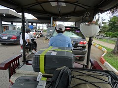 met de koffers in de Tuk Tuk naar het hotel