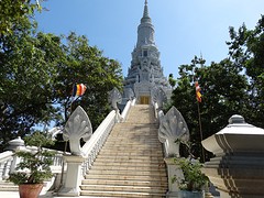 Tempel bovenop de berg  in Udong