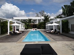 De ingang met het zwembad van Tamu Hotel