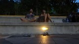 "picknicken in het park bij de torens"