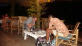Christopher en Erick schaken