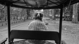 Tuk tuk chauffeur naar landmine museum