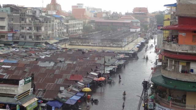 Phnom Penh na een regenbui..