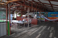 De eetzaal op palen in het water in de Bigi Pan Mangrove