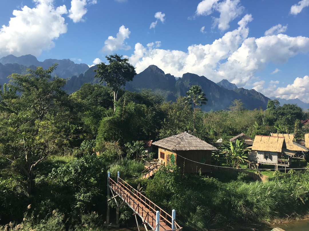 Uitzicht vanop terrasje Vang Vieng tijdens schrijven van deze blog