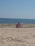 Mama en Oliver in gesprek op het strand