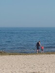 Mama en Oliver langs strand