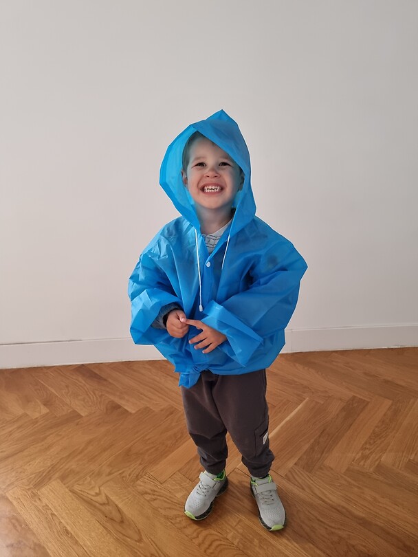 Oliver in zijn poncho