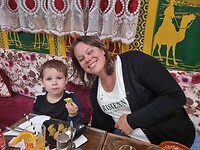 Oliver en mama bij Marrokaans restaurant