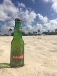 lokaal biertje op het strand
