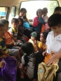 Kinderen van de peuterspeelzaal word naar huis gebracht. In een te klein busje