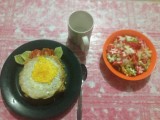 Nasi Goreng. Mm ! Krijg zoveel eieren gekookt of gebakken dat ik het lekker begin te vinden. (Slik)