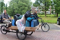 Papa met onze bagage richting het station