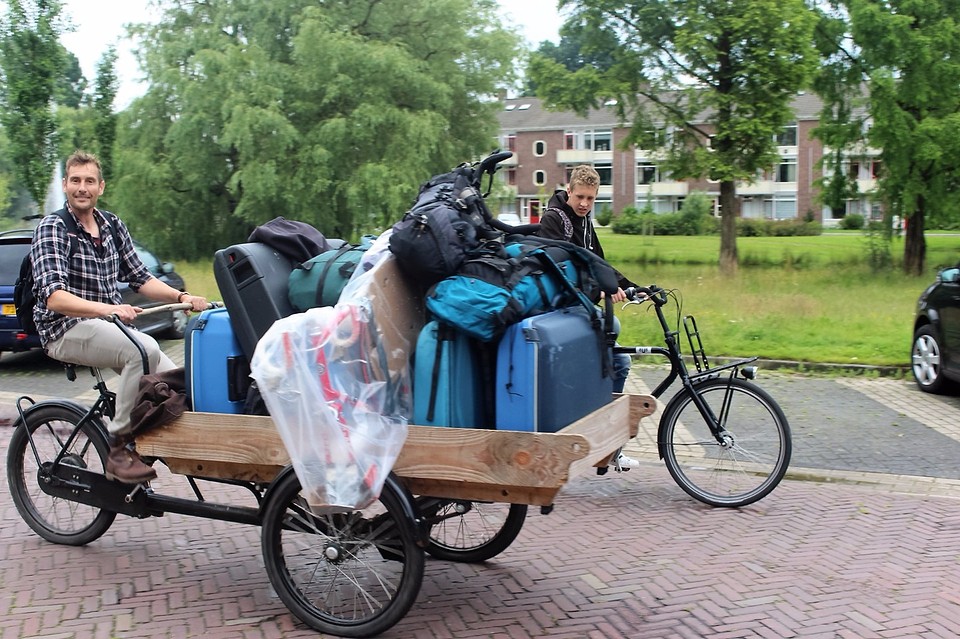 Papa met onze bagage richting het station