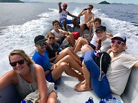 In de boot naar Cast Away island (van de film)