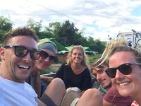 Liftend met onze fietsen in de achterbak van een truck terug naar het dorp voor het donker