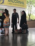 Wachten op de bus naar campo grande nadat we de grens over waren gestoken.