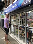 Rik zijn favoriete tienda (winkel) in Ecuador. Hier haal je je biertje aan de straat