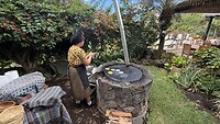 Verse tortilla’s bakken in de tuin van het hotel