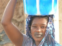 vrouw met emmer water