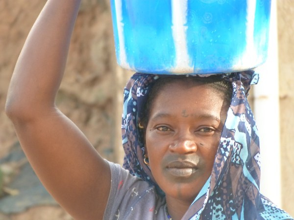 vrouw met emmer water