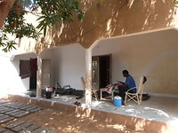 thierno op de veranda