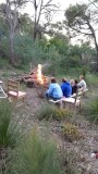 ons barbeque kampvuur bij Mark in de tuin
