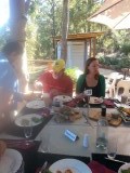 lunch onder de advocado boom met een prachtig uitzicht over de wijngaard met een goed glas rose