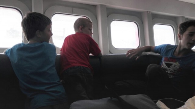 op de ferry naar het eiland
