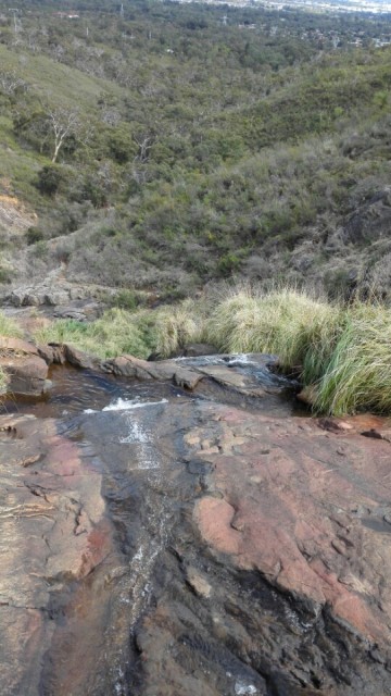 vanaf de waterval naar beneden