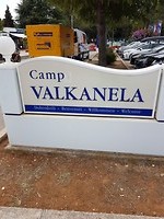 We hebben het gehaald, ingang van de camping.
