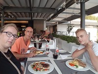 Even poseren
