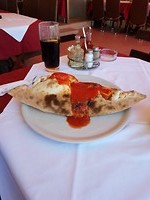 De calzone pizza paste niet eens op het bord