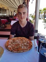 Tonijn pizza voor Giovanni met verse tonijn