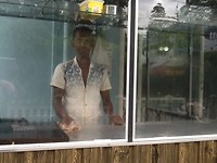 Kok buiten aan het werk  Kottu maken
