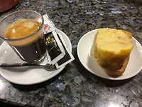 als je rond 12 uur koffie neemt krijg je er vaak een puntje tortilla bij deze ker ook nog stokbrooe