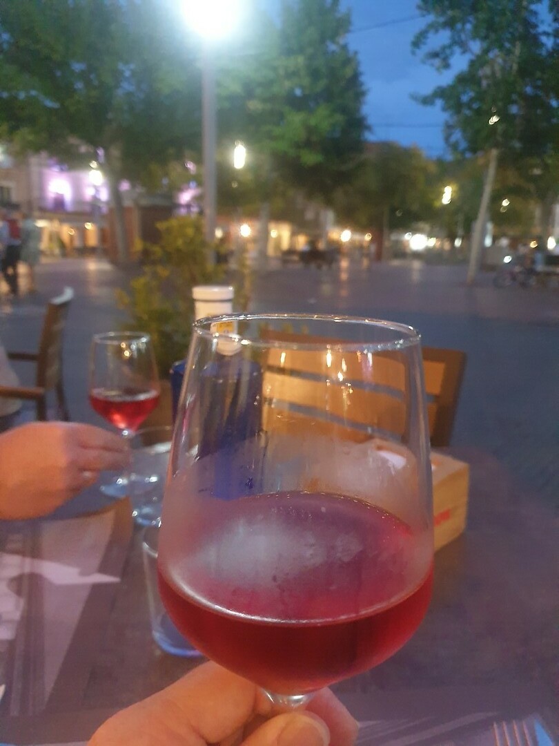 Eerste glaasje rosé op het Plaza del Mayor
