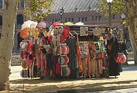 Kiosk met parasols, hoedjes en waaiers