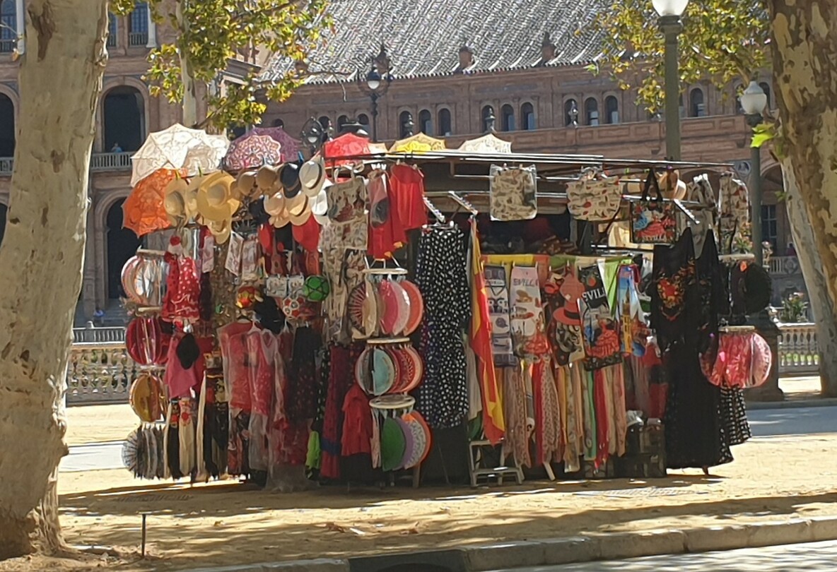 Kiosk met parasols, hoedjes en waaiers