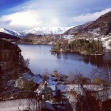 uitzicht over een mooi besneeuwd fjord