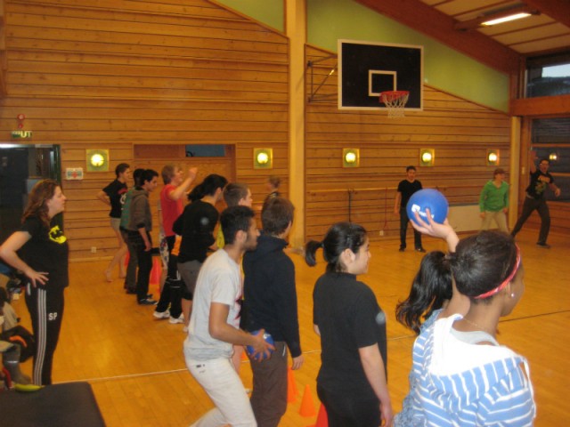 Dodgeball, links de mensen die af zijn en in 'prison' staan
