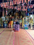 Vrouw bidt in de pagoda buddha.