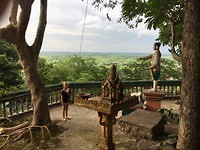 Op een berg bij een tempel in Battambang