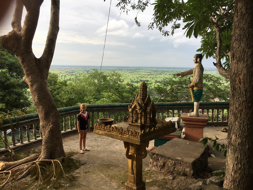 Op een berg bij een tempel in Battambang